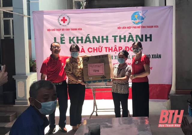 Bàn giao Nhà Chữ thập đỏ cho gia đình hộ nghèo xã Xuân Lai