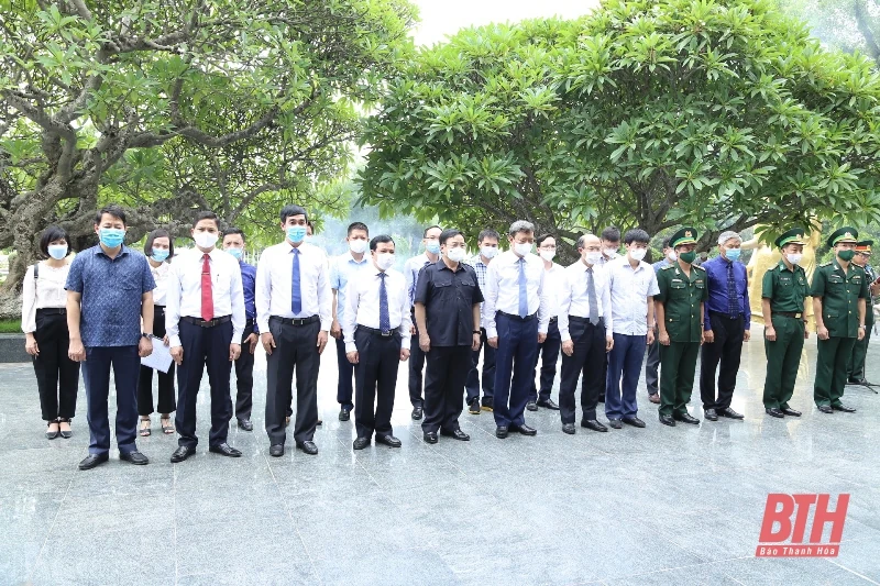 Đồng chí Phó Bí thư Thường trực Tỉnh ủy Lại Thế Nguyên viếng các anh hùng liệt sĩ tại tỉnh Điện Biên