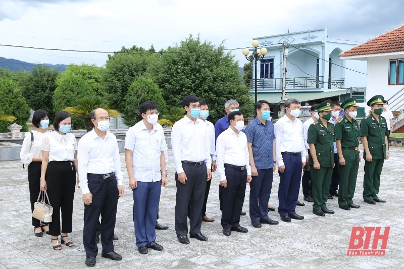 Đồng chí Phó Bí thư Thường trực Tỉnh ủy Lại Thế Nguyên viếng các anh hùng liệt sĩ tại tỉnh Điện Biên