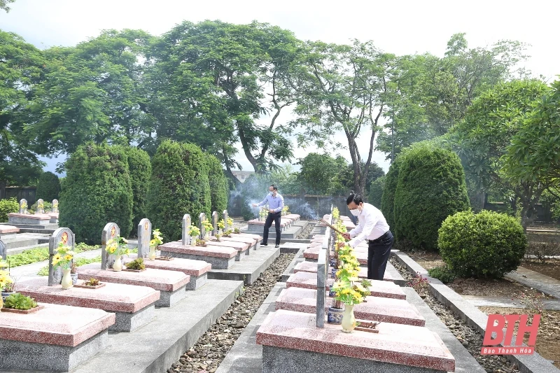Đồng chí Phó Bí thư Thường trực Tỉnh ủy Lại Thế Nguyên viếng các anh hùng liệt sĩ tại tỉnh Điện Biên
