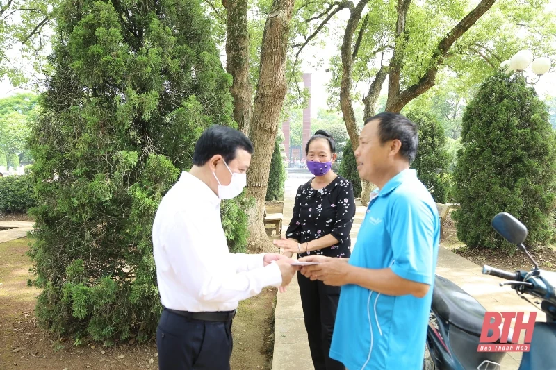 Đồng chí Phó Bí thư Thường trực Tỉnh ủy Lại Thế Nguyên viếng các anh hùng liệt sĩ tại tỉnh Điện Biên