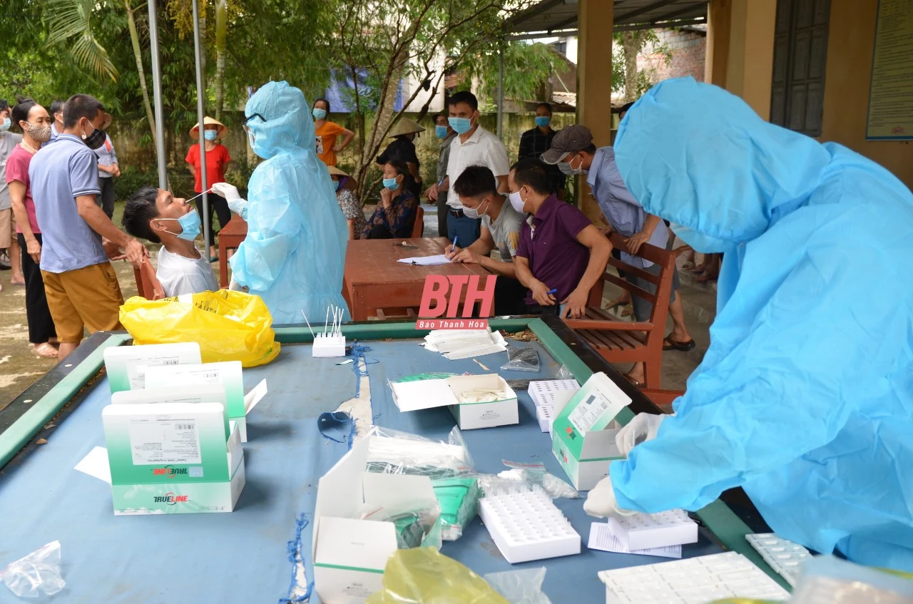 Xét nghiệm sàng lọc bằng test nhanh kháng nguyên tại xã Xuân Giang