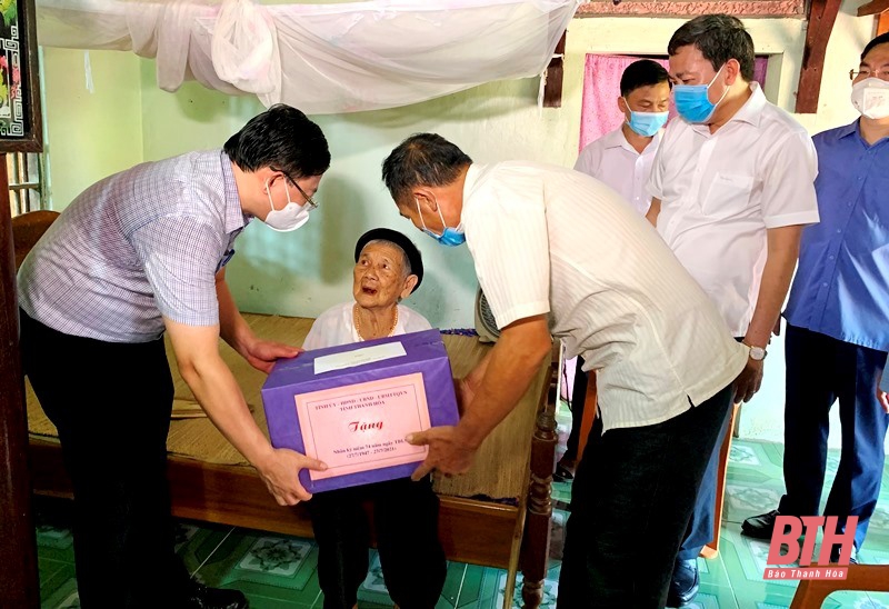 Phó Chủ tịch UBND tỉnh Mai Xuân Liêm thăm hỏi, tặng quà các gia đình chính sách huyện Thọ Xuân