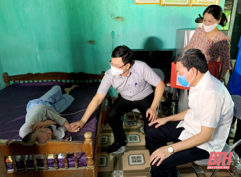 Phó Chủ tịch UBND tỉnh Mai Xuân Liêm thăm hỏi, tặng quà các gia đình chính sách huyện Thọ Xuân