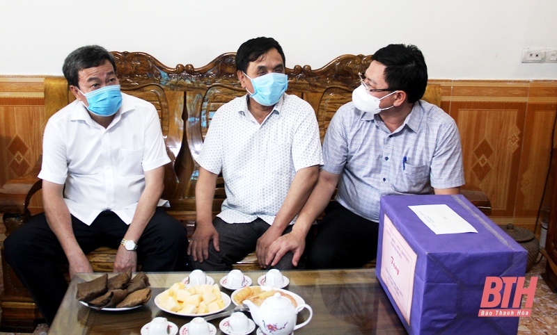 Phó Chủ tịch UBND tỉnh Mai Xuân Liêm thăm hỏi, tặng quà các gia đình chính sách huyện Thọ Xuân