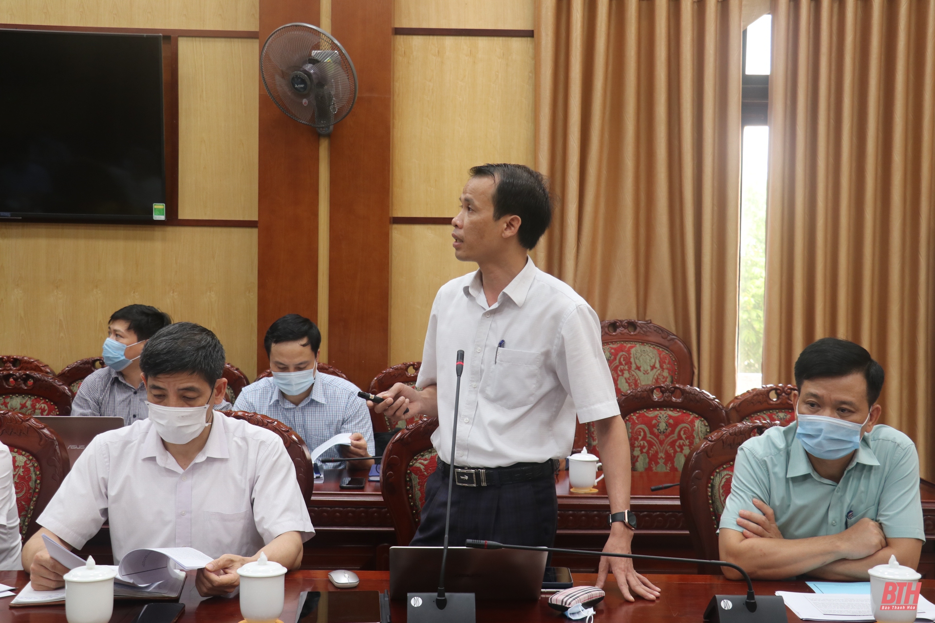 Phó Chủ tịch UBND tỉnh Mai Xuân Liêm nghe báo cáo cơ chế, chính sách thu hút đầu tư và hỗ trợ trong Khu CNTT Thanh Hoá