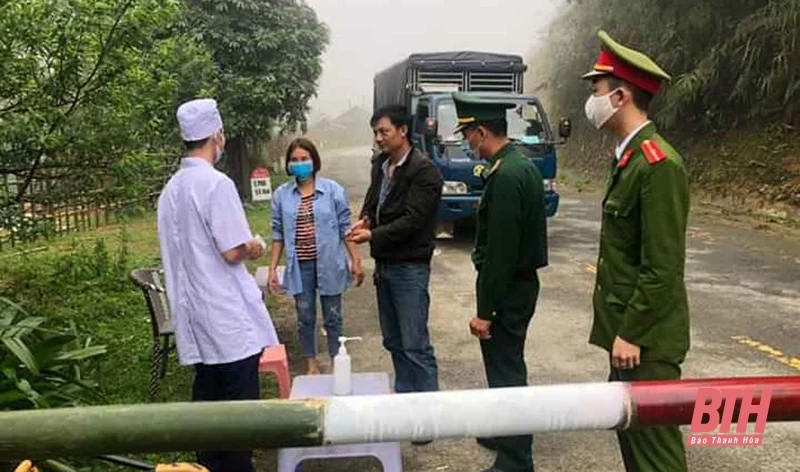 Lực lượng công an khu vực biên giới tăng cường tuần tra, kiểm soát phòng chống dịch bệnh COVID-19
