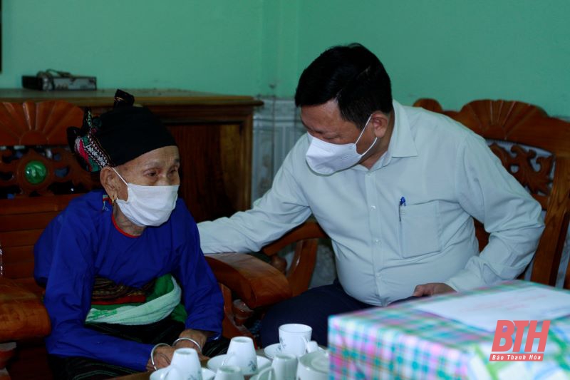 Phó Chủ tịch UBND tỉnh Nguyễn Văn Thi tặng quà gia đình chính sách và kiểm tra công tác phòng, chống dịch tại huyện Quan Sơn