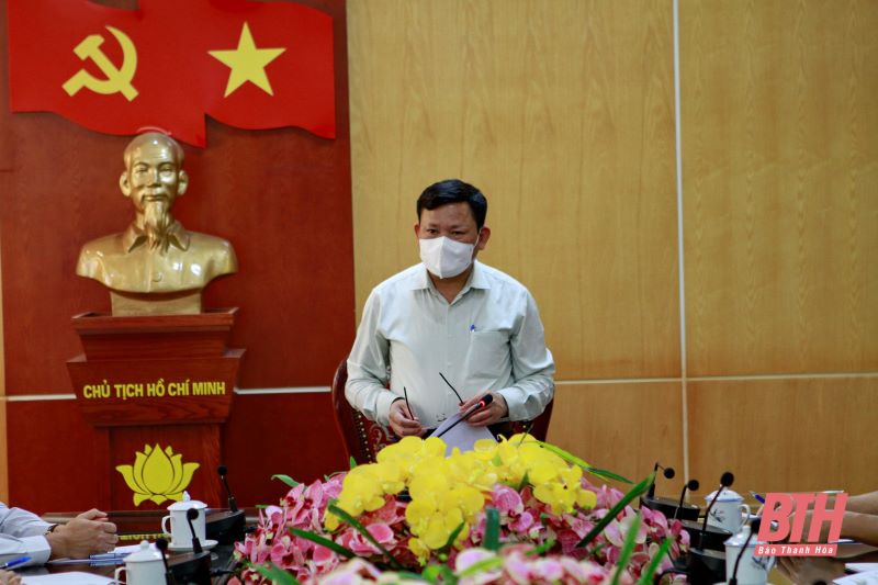 Phó Chủ tịch UBND tỉnh Nguyễn Văn Thi tặng quà gia đình chính sách và kiểm tra công tác phòng, chống dịch tại huyện Quan Sơn