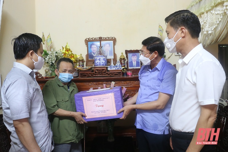 Bí thư Đảng uỷ khối cơ quan và doanh nghiệp tỉnh Thanh Hoá viếng nghĩa trang liệt sĩ, tặng quà gia đình chính sách huyện Vĩnh Lộc
