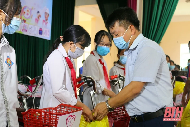 Trao tặng xe đạp cho học sinh nghèo hiếu học