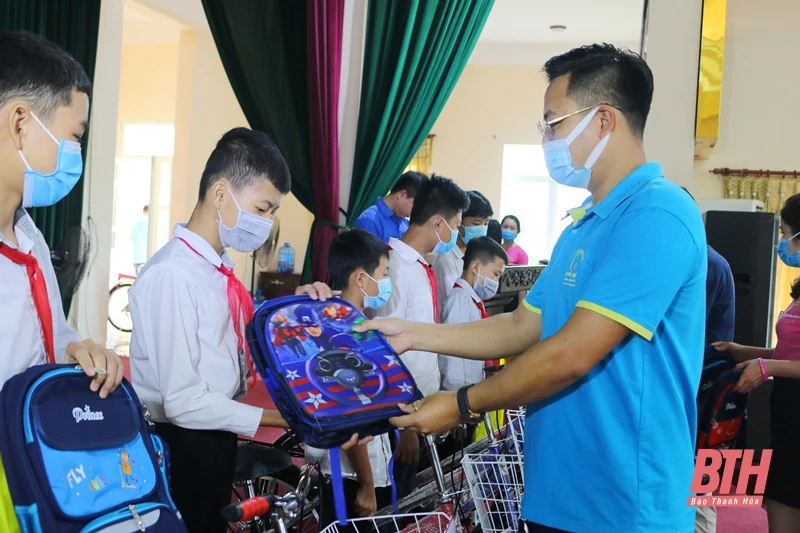 Trao tặng xe đạp cho học sinh nghèo hiếu học