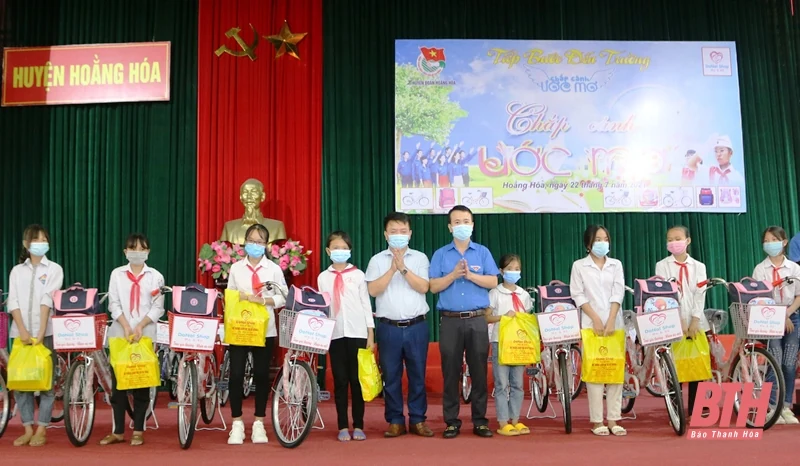 Trao tặng xe đạp cho học sinh nghèo hiếu học