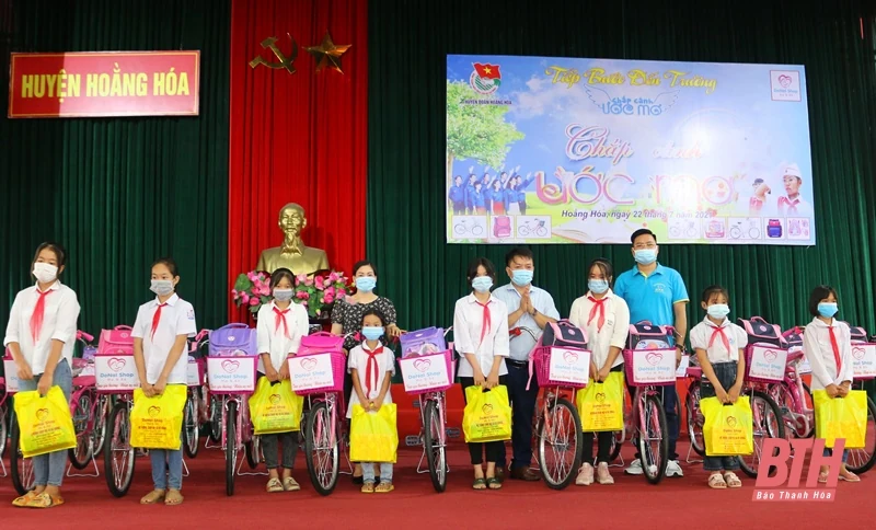 Trao tặng xe đạp cho học sinh nghèo hiếu học