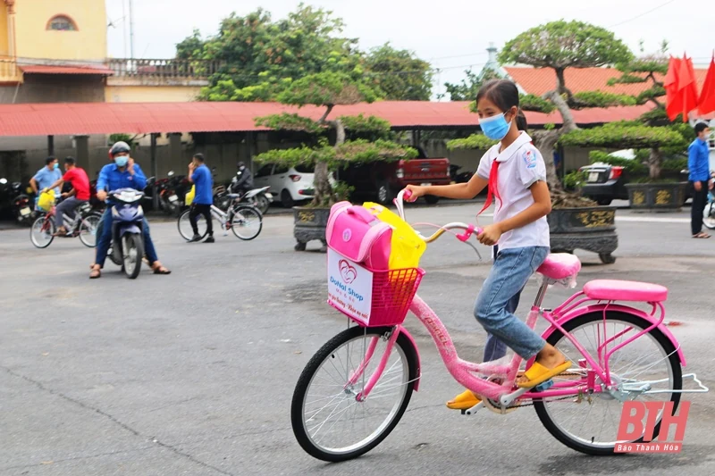 Trao tặng xe đạp cho học sinh nghèo hiếu học