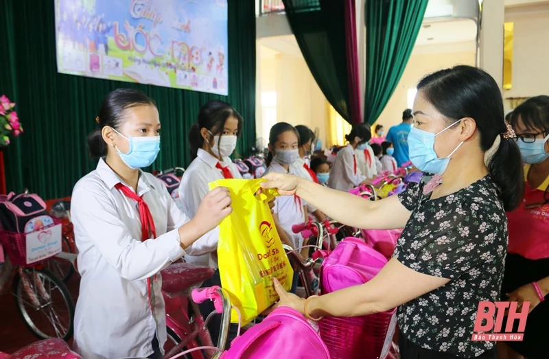 Trao tặng xe đạp cho học sinh nghèo hiếu học