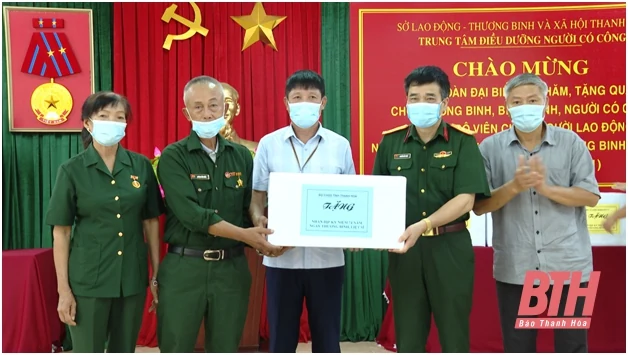 Bộ CHQS tỉnh t hăm, tặng quà gia đình liệt sỹ, người có công