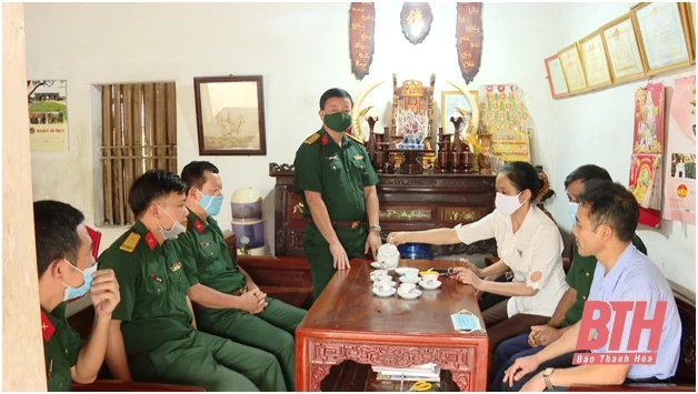 Bộ CHQS tỉnh t hăm, tặng quà gia đình liệt sỹ, người có công