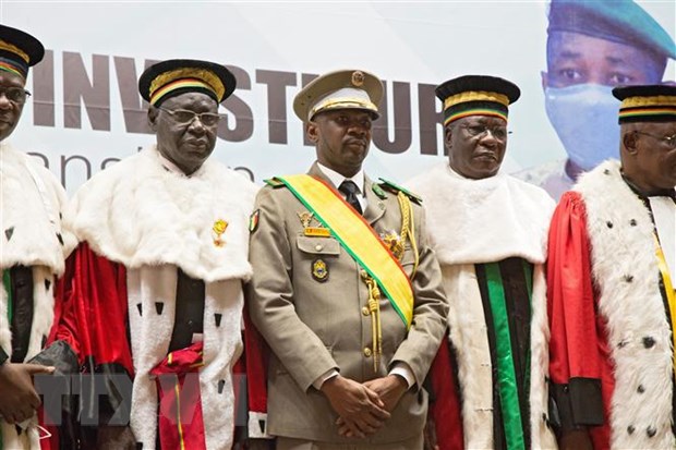 Tổng thống lâm thời Mali an toàn sau khi bị tấn công bằng dao