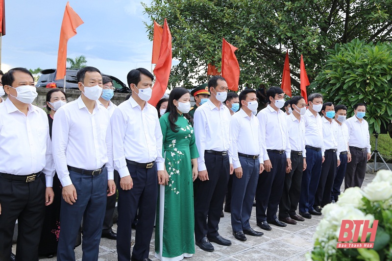 Đoàn đại biểu tỉnh Thanh Hóa dâng hương tại Khu tưởng niệm các giáo viên và học sinh hy sinh trên công trường đắp đê Sông Mã
