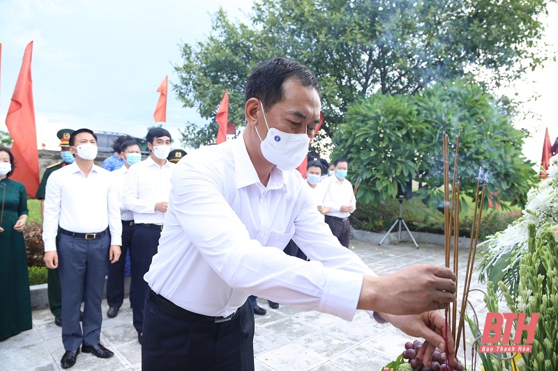 Đoàn đại biểu tỉnh Thanh Hóa dâng hương tại Khu tưởng niệm các giáo viên và học sinh hy sinh trên công trường đắp đê Sông Mã