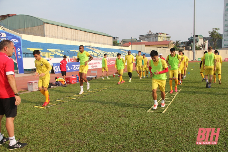 Các cầu thủ Đông Á Thanh Hóa được “xả trại”