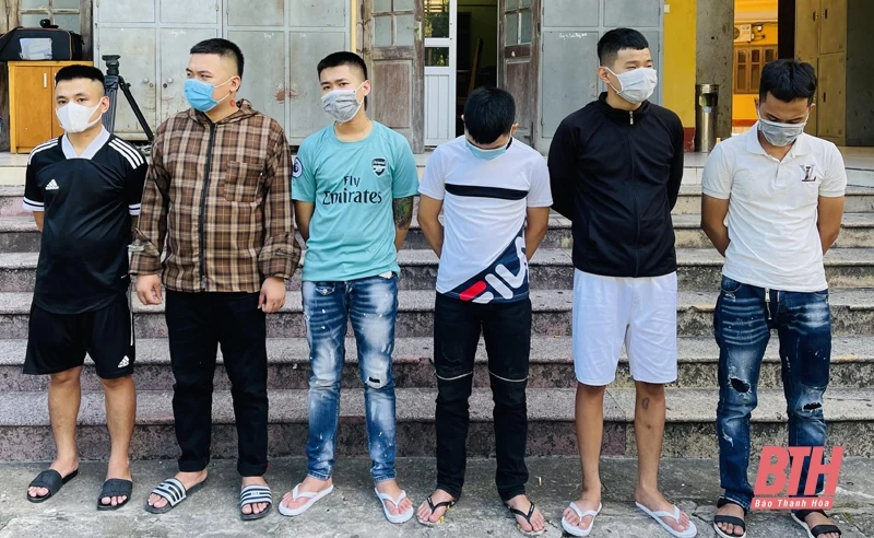 Khởi tố 7 đối tượng ném chất bẩn và mang vòng hoa tang đến đặt trước cửa nhà để đòi nợ