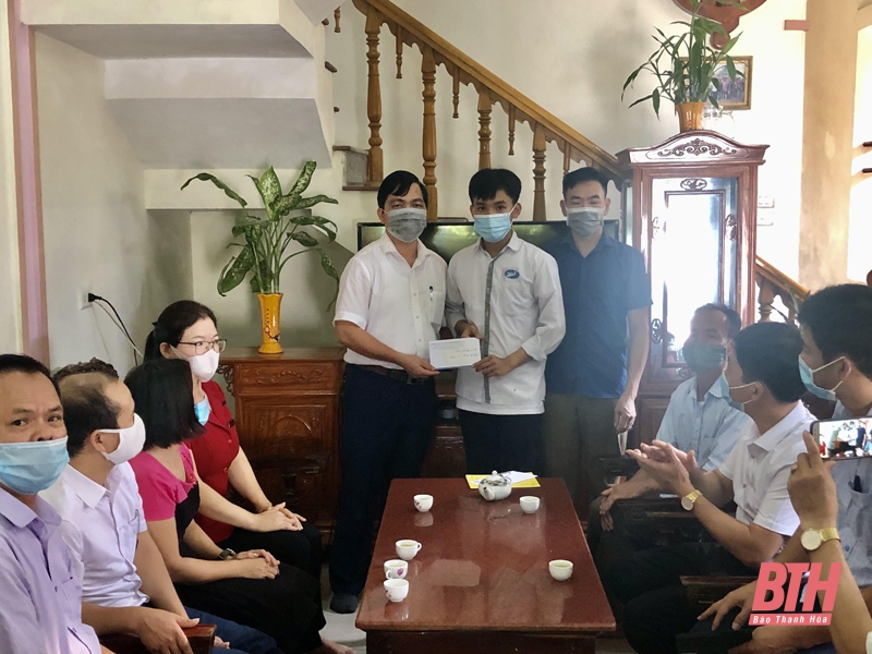 Huyện Thiệu Hóa tặng quà cho em Dương Văn Giới, thủ khoa khối A tỉnh Thanh Hóa