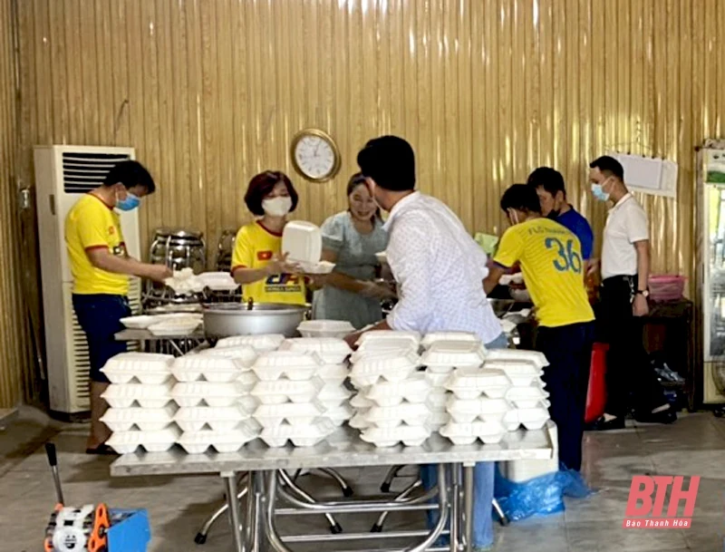 20.000 suất cơm dành tặng bà con tại các khu cách ly tập trung