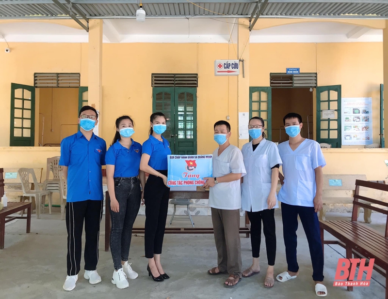 Tuổi trẻ huyện Quảng Xương làm hơn 7.000 tấm chắn giọt bắn hỗ trợ phòng, chống dịch COVID-19