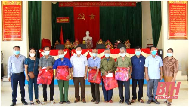 Huyện Thọ Xuân tặng 60 suất quà cho các gia đình nạn nhân da cam trên địa bàn