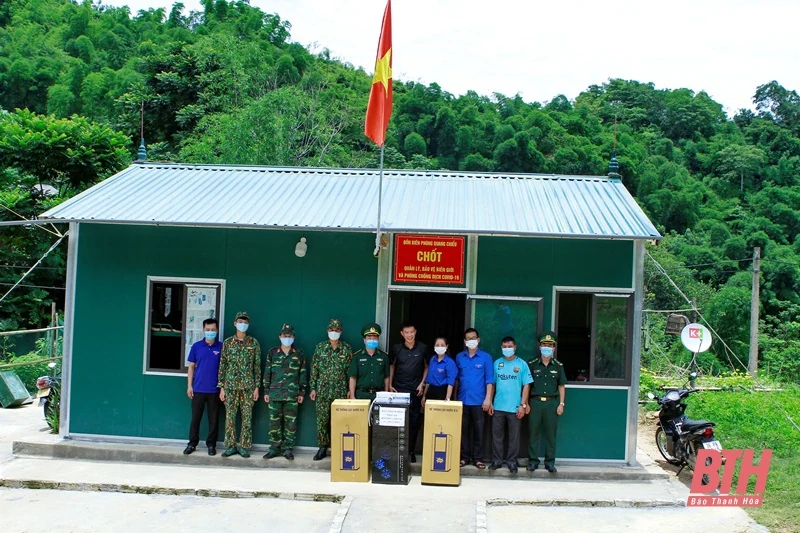 Đoàn Thanh niên Báo Thanh Hoá trao quà cho học sinh nghèo và các Chốt kiểm soát dịch COVID-19 huyện Mường Lát