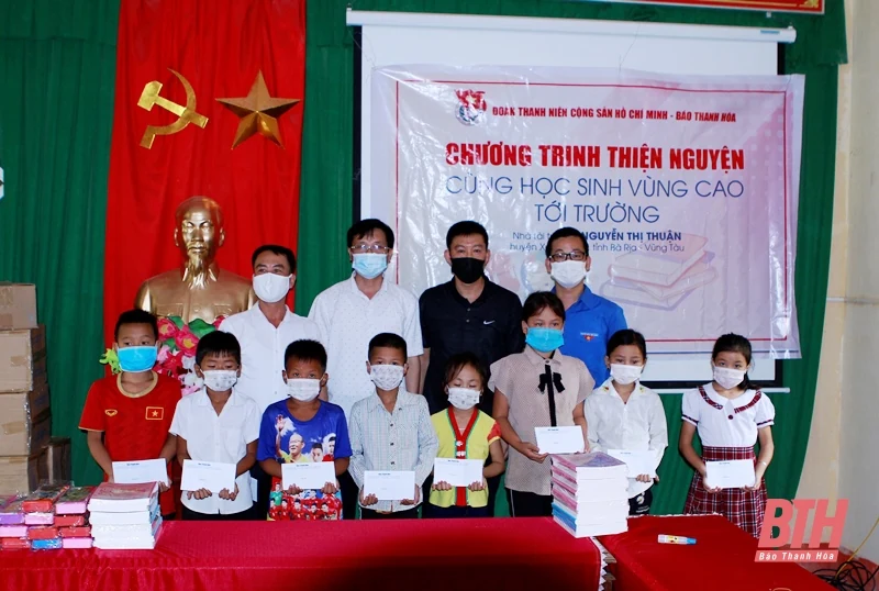 Đoàn Thanh niên Báo Thanh Hoá trao quà cho học sinh nghèo và các Chốt kiểm soát dịch COVID-19 huyện Mường Lát