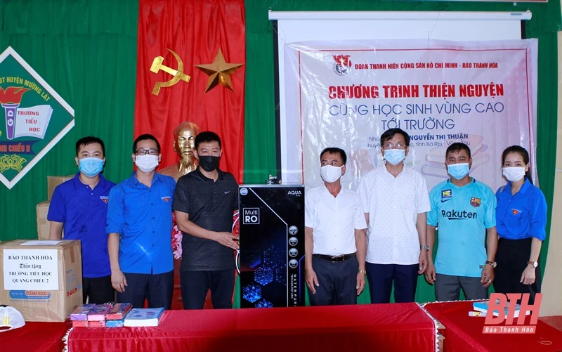 Đoàn Thanh niên Báo Thanh Hoá trao quà cho học sinh nghèo và các Chốt kiểm soát dịch COVID-19 huyện Mường Lát