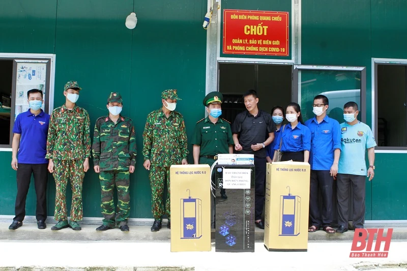Đoàn Thanh niên Báo Thanh Hoá trao quà cho học sinh nghèo và các Chốt kiểm soát dịch COVID-19 huyện Mường Lát