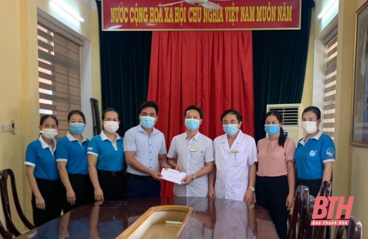 Hội LHPN huyện Thường Xuân tặng nhu yếu phẩm cho 2 khu cách ly và Bệnh viện Đa khoa huyện