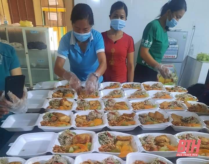 Phụ nữ huyện Thọ Xuân nấu hơn 9.200 suất cơm “0 đồng” dành tặng cán bộ, chiến sĩ và công dân cách ly phòng chống dịch COVID-19