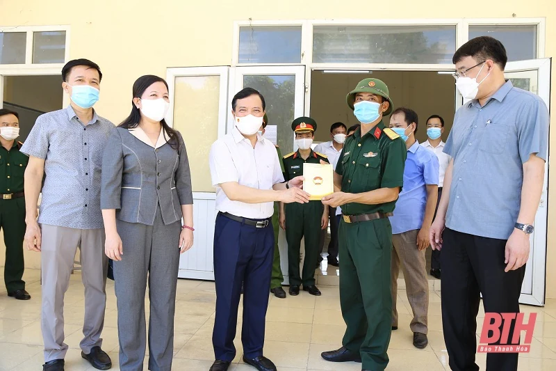 Phó Bí thư Thường trực Tỉnh ủy, Trưởng đoàn ĐBQH tỉnh Lại Thế Nguyên kiểm tra công tác phòng chống dịch COVID-19 tại huyện Quảng Xương