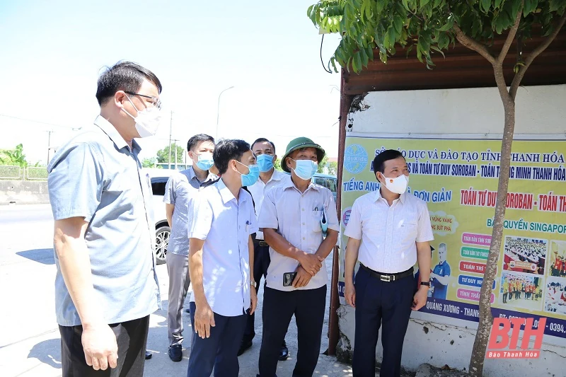 Phó Bí thư Thường trực Tỉnh ủy, Trưởng đoàn ĐBQH tỉnh Lại Thế Nguyên kiểm tra công tác phòng chống dịch COVID-19 tại huyện Quảng Xương