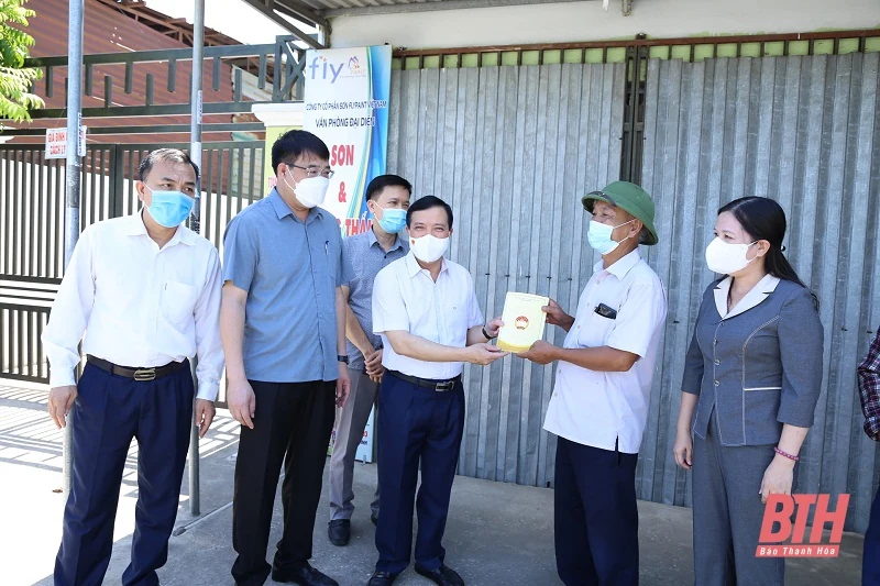 Phó Bí thư Thường trực Tỉnh ủy, Trưởng đoàn ĐBQH tỉnh Lại Thế Nguyên kiểm tra công tác phòng chống dịch COVID-19 tại huyện Quảng Xương