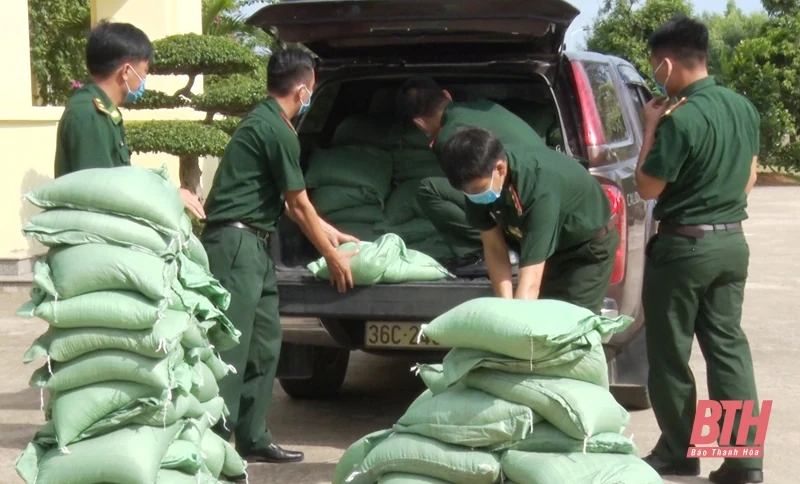 Trao quà cho Ban Chỉ huy Biên phòng Cửa khẩu Cảng Nghi Sơn và chốt kiểm soát phòng, chống dịch COVID-19