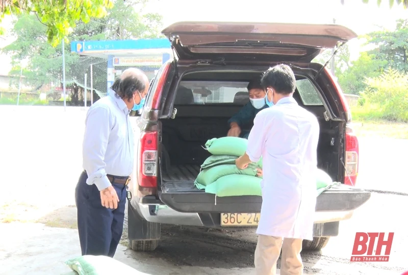 Trao quà cho Ban Chỉ huy Biên phòng Cửa khẩu Cảng Nghi Sơn và chốt kiểm soát phòng, chống dịch COVID-19
