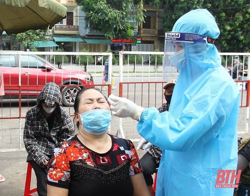 Test nhanh SARS-CoV-2 cho tiểu thương và người dân tại Chợ đầu mối rau quả, thực phẩm Đông Hương