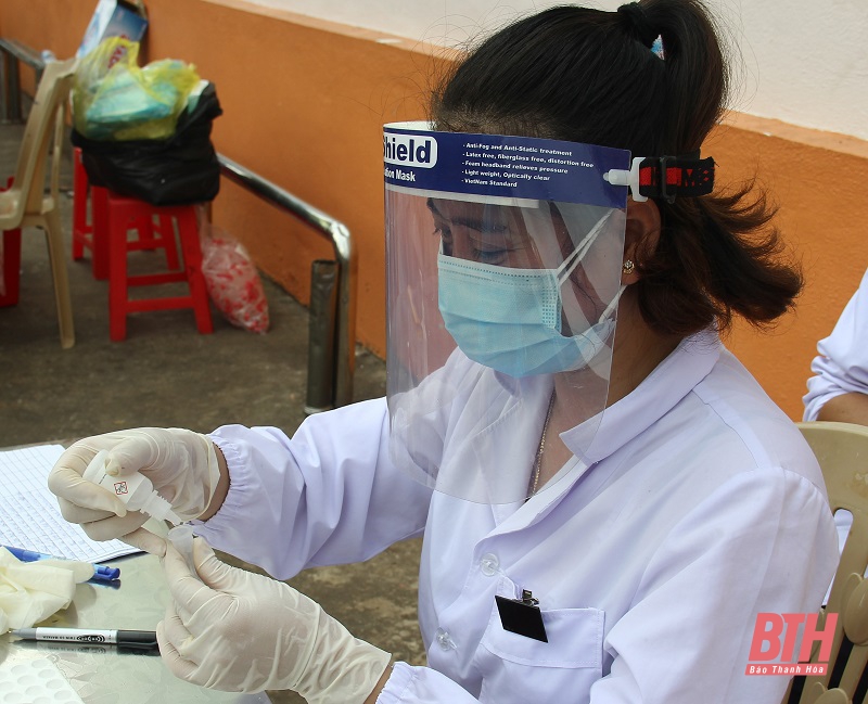 Test nhanh SARS-CoV-2 cho tiểu thương và người dân tại Chợ đầu mối rau quả, thực phẩm Đông Hương
