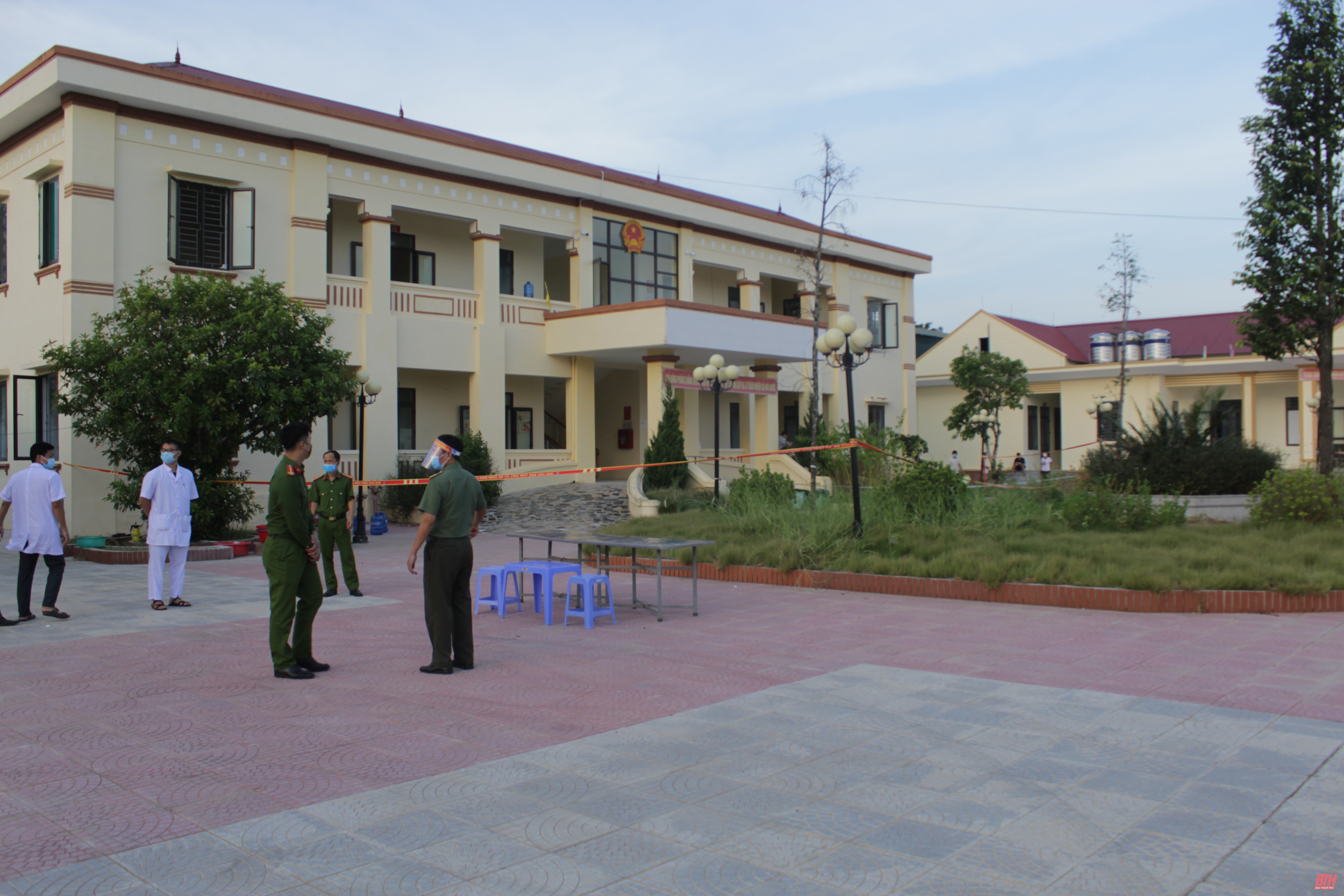 Công an huyện Vĩnh Lộc phát cơm miễn phí tại khu cách ly tập trung