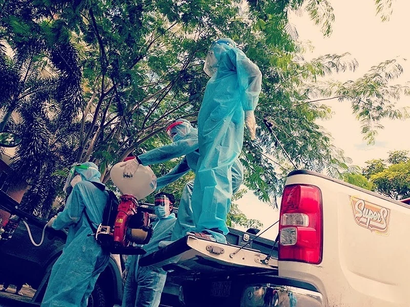 Nam tiếp viên tạm cất đồng phục , khoác đồ bảo hộ xông pha phun khử khuẩn giữa các ổ dịch