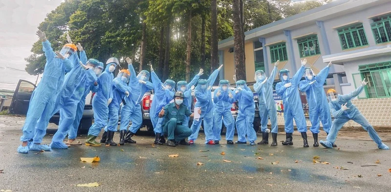 Nam tiếp viên tạm cất đồng phục , khoác đồ bảo hộ xông pha phun khử khuẩn giữa các ổ dịch