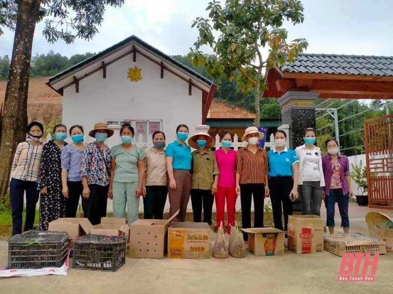 Trao gà giống sinh sản cho hộ nghèo, cận nghèo tại huyện Hà Trung