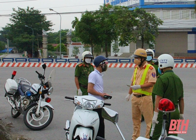 Chùm ảnh: Nhân dân TP Thanh Hóa nghiêm túc thực hiện giãn cách xã hội theo Chỉ thị 16