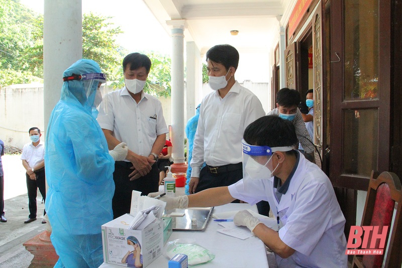 Trưởng Ban Tuyên giáo Tỉnh ủy Đào Xuân Yên kiểm tra công tác phòng, chống dịch COVID-19 tại huyện Lang Chánh